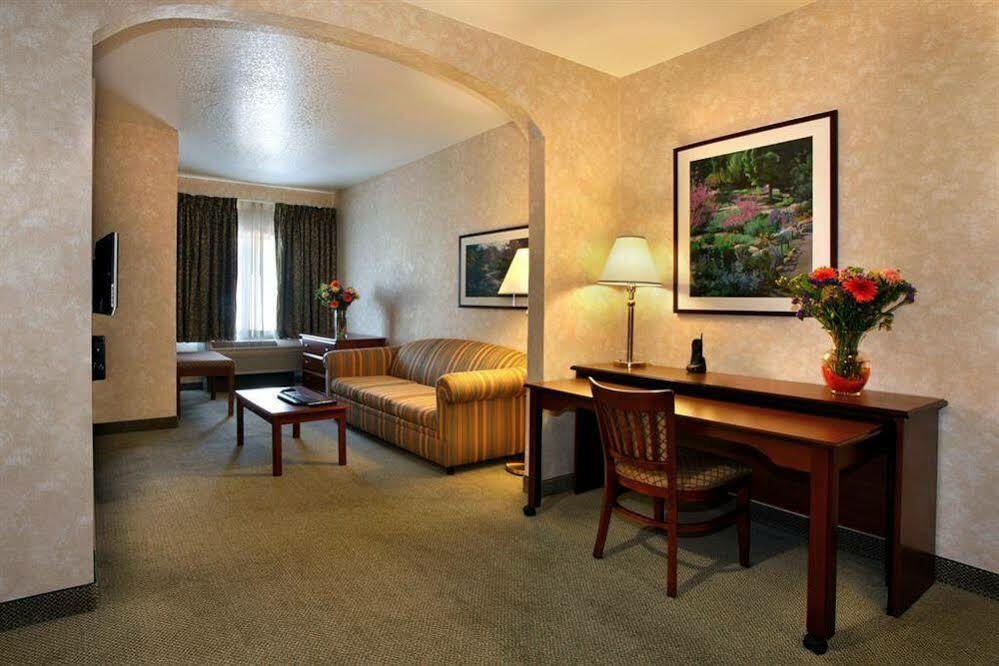 Holiday Inn Express & Suites - Lake Forest, An Ihg Hotel Ngoại thất bức ảnh